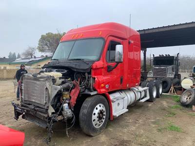 Freightliner Cascadia 132 Salvage Truck