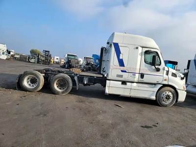 Freightliner Cascadia 132 Salvage Truck