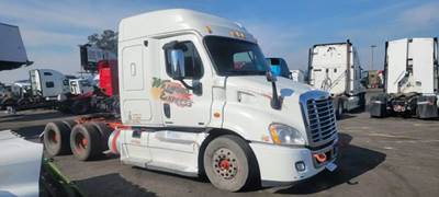 Freightliner Cascadia 132 Salvage Truck