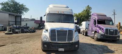 Freightliner Cascadia 132 Salvage Truck