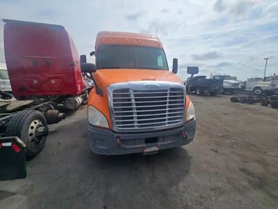 Freightliner Cascadia 132 Salvage Truck