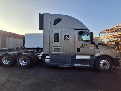 Freightliner Cascadia Salvage Truck