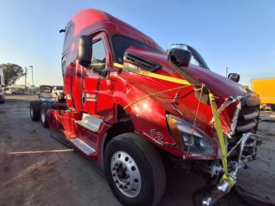 Freightliner Cascadia Salvage Truck