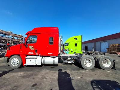 Freightliner Cascadia Salvage Truck