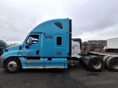 Freightliner Cascadia Salvage Truck