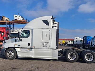 Freightliner Cascadia Salvage Truck
