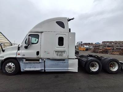Freightliner Cascadia Salvage Truck