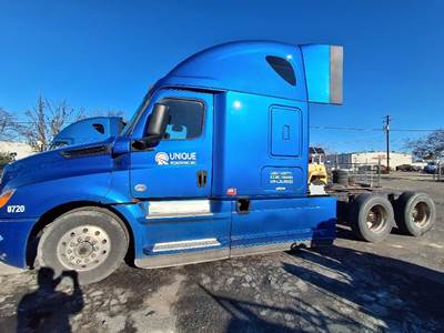 Freightliner Cascadia Salvage Truck