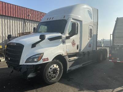 Freightliner Cascadia Salvage Truck