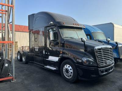 Freightliner Cascadia Salvage Truck