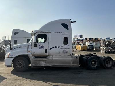 Freightliner Cascadia Salvage Truck