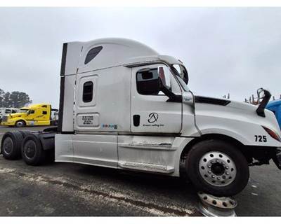 Freightliner Cascadia Salvage Truck