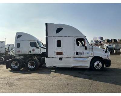 Freightliner Cascadia Salvage Truck