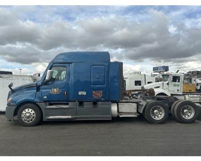 Freightliner Cascadia Salvage Truck