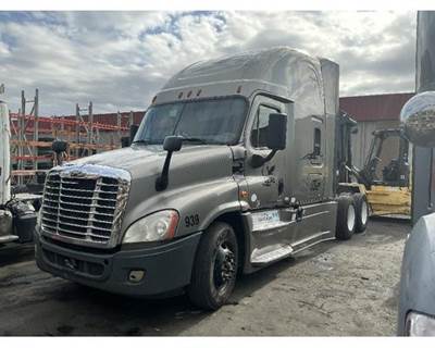 Freightliner Cascadia Salvage Truck