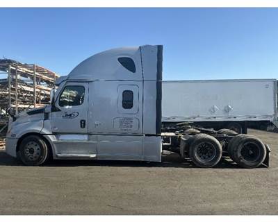 Freightliner Cascadia Salvage Truck