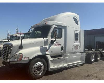 Freightliner Cascadia Salvage Truck