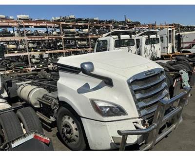 Freightliner Cascadia Salvage Truck