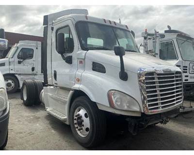 Freightliner Cascadia Salvage Truck