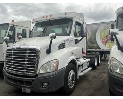 Freightliner Cascadia Salvage Truck