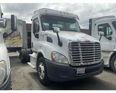 Freightliner Cascadia Salvage Truck