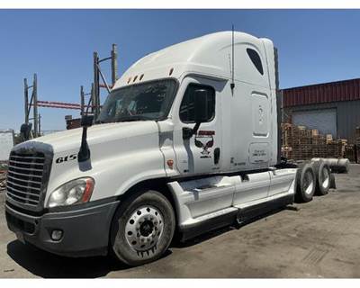 Freightliner Cascadia Salvage Truck