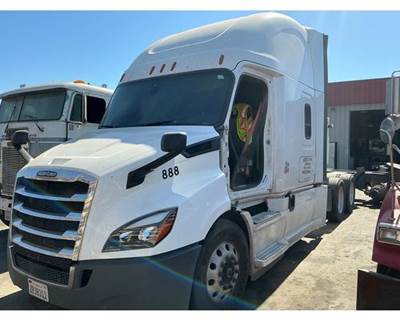 Freightliner Cascadia Salvage Truck