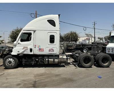Freightliner Cascadia Salvage Truck