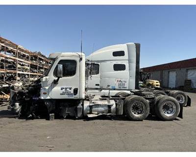 Freightliner Cascadia Salvage Truck