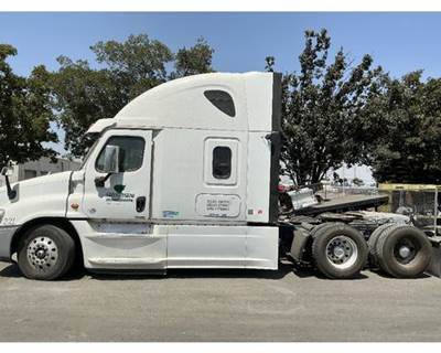 Freightliner Cascadia Salvage Truck