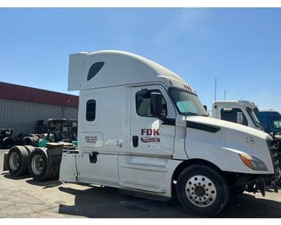 Freightliner Cascadia Salvage Truck