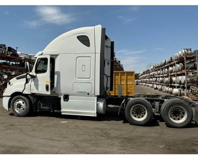 Freightliner Cascadia Salvage Truck