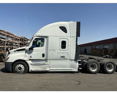 Freightliner Cascadia Salvage Truck