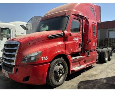 Freightliner Cascadia Salvage Truck