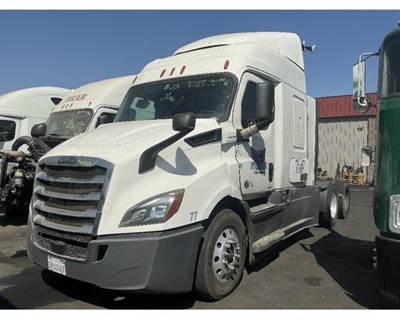 Freightliner Cascadia Salvage Truck