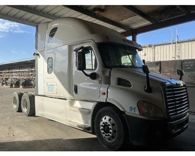 Freightliner Cascadia Salvage Truck