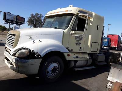 Freightliner Columbia 120 Salvage Truck