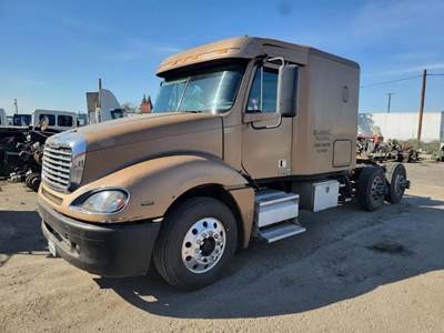 Freightliner Columbia 120 Salvage Truck