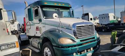 Freightliner Columbia 120 Salvage Truck