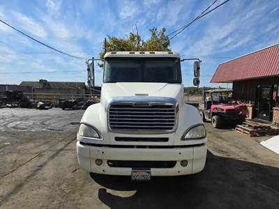 Freightliner Columbia 120 Salvage Truck