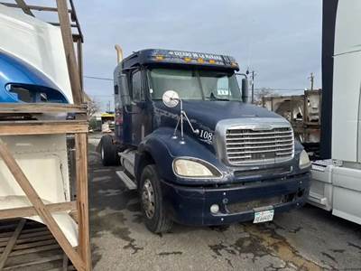 Freightliner Columbia 120 Salvage Truck