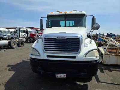 Freightliner Columbia 120 Salvage Truck