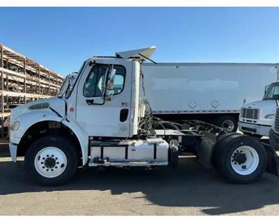 Freightliner M2 106 Salvage Truck