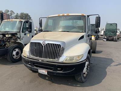 International 4200 Salvage Truck