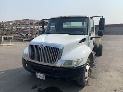 International 4200 Salvage Truck