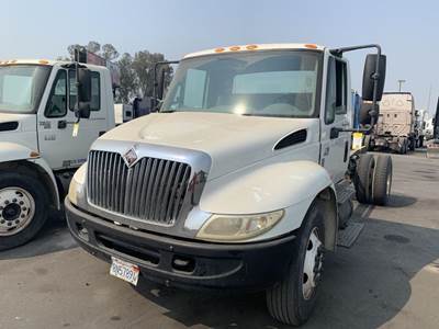 International 4200 Salvage Truck