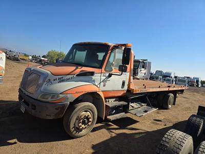 International 4300 Salvage Truck