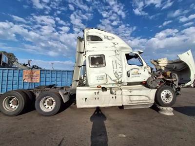 International LT625 Salvage Truck