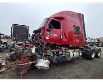 International LT625 Salvage Truck