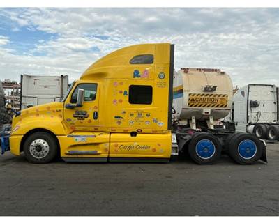 International LT625 Salvage Truck